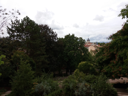 Lyon 1er - Parc Sutter - Vue sur l'église Saint Bruno, depuis l'entrée nord-est du parc