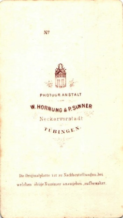 Hornung & Sinner - junger Mann im Anzug mit linker Hand am Toilettentisch (CdV) R, between 1865 and 1867
