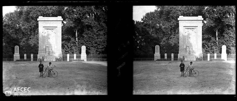 Two children with a bicycle and in the background the 'Monument aux Morts' of Perpignan, circa 1928