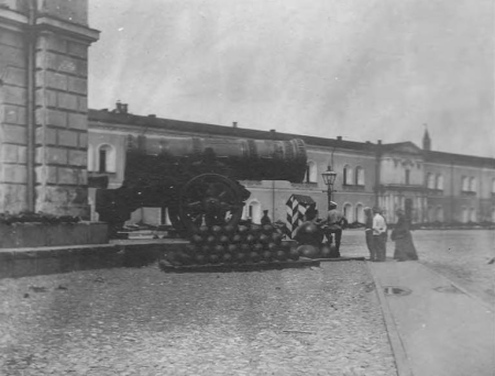 Large cannon inside the Kremlin, Moscow, 1905 // The Tsar Cannon, standing at the corner of the (now demolished) Old Armoury building. The Kremlin Arsenal building in the background.