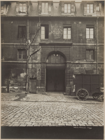 Vue de l'entrée principale, prise dans la première cour en direction de rue, avec cadran solaire daté de 1683. Prison Sa, PH38251-09, Entre 1929 et 1931