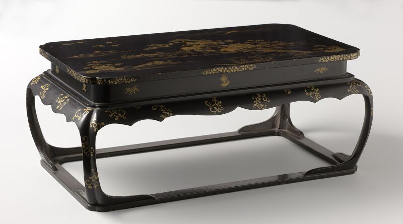 Small table with curved legs, a landscape in gold on a black background, between 1750 and 1800