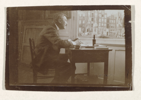 Willem Witsen aan een bureau in zijn boot, RP-F-BR-1999-10, Willem Witsen, circa 1911