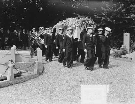 Marvo begrafenis matroos 1e kl. J. W. Stark begraafplaats Vredenhof, Bestanddeelnr 905-8140, 2 July 1953