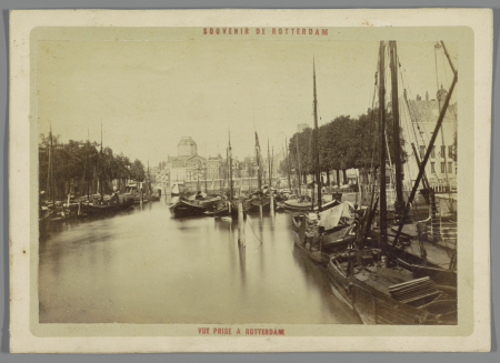Gezicht op de Leuvehaven in Rotterdam met rechts de Kleine Wijnbrug Vue prise a Rotterdam (titel op object), RP-F-F00931-C, ca. 1860 - ca. 1880