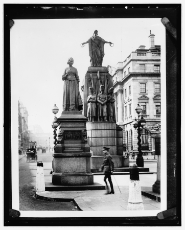 Statues in city LCCN2016824708, between 1910 and 1935