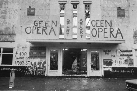 Sloop oude RAI in Amsterdam voorgevel met leuzen tegen operabouw, Bestanddeelnr 928-3703