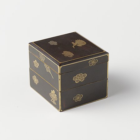 Square stackable box, black lacquer with gold-makie sprinkle flowers, between 1700 and 1800