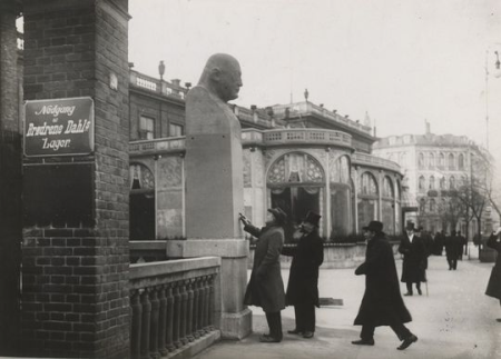 Kai Nielsen with Bindesbøl bust, Joakim Skovgaard, circa 1915