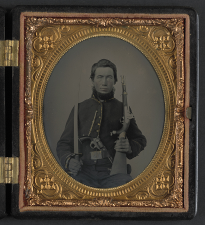 Unidentified soldier in Union uniform with cavalry saber, single shot pistol carbine, and Colt Navy revolver LCCN2011648535, between 1861 and 1865