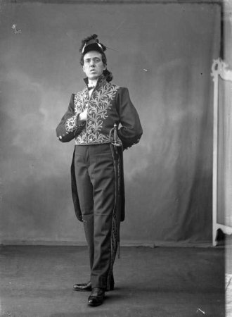 Josep Santpere and Pei characterized to perform "The chaste Susana", Antoni Esplugas i Puig, between 1911 and 1912