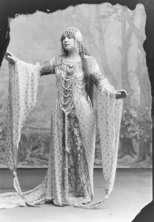 Conception "Conxita" Supervia and Pascual, Antoni Esplugas i Puig, between 1910 and 1920