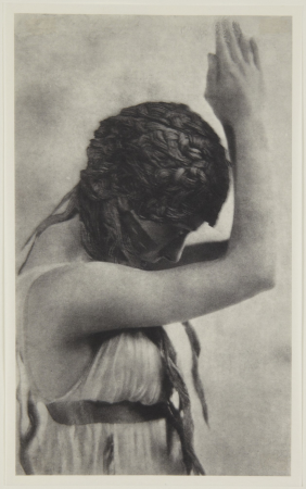 Danseuse profil de droite à mi corps mains jointes au-dessus de la tête par Adolf de Meyer 1914 extrait de l´album L´après-midi d´un faune édité par Iribe, 1912