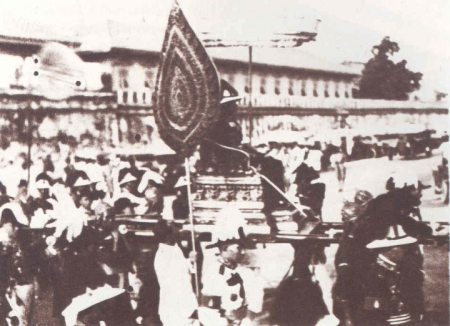King Prajadhipok on the Phra Thinang Pudtan Thong during Funeral processions of Vajiravudh, Vajiravudh