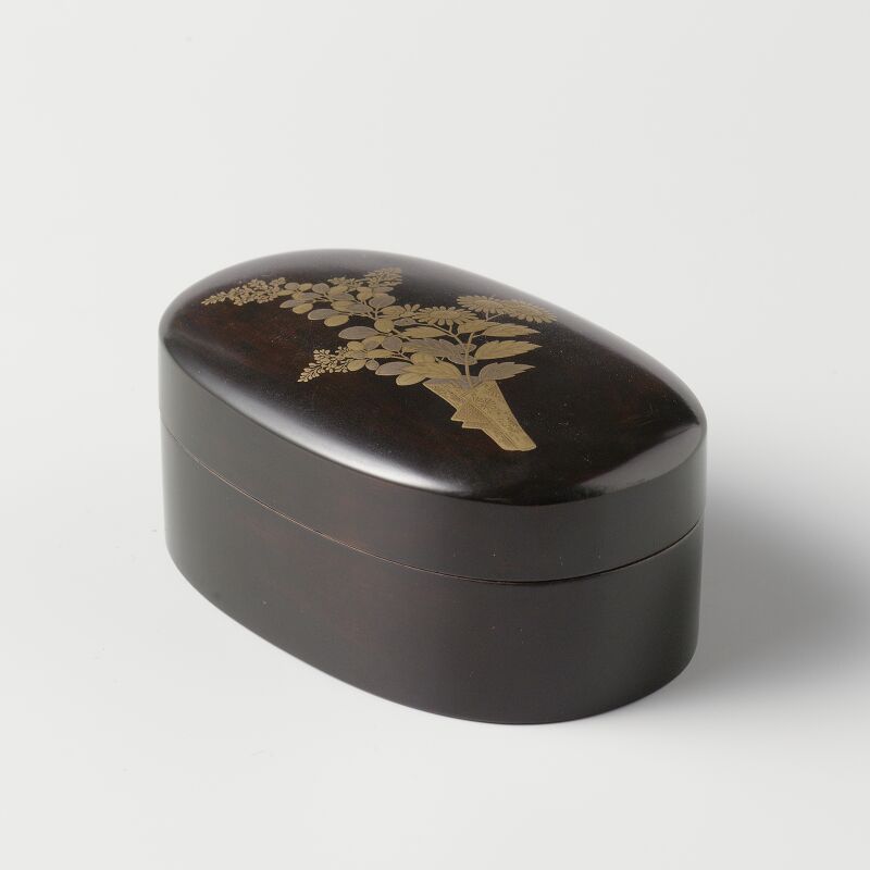 Oval box, black lacquer with a flower branch in makie, between 1700 and 1800