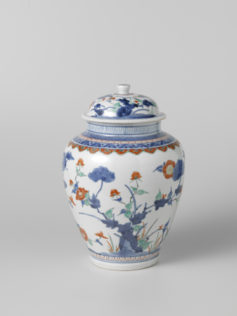 Lidded pot with flowering plants in Kakiemon style, between 1680 and 1700