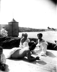 Tre solbadande kvinnor på brygga. Troligen i Fiskebäckskil, Bohuslän - Nordiska Museet - NMA.0054135