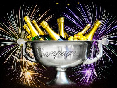 2017 champagne bucket. Free illustration for personal and commercial use.