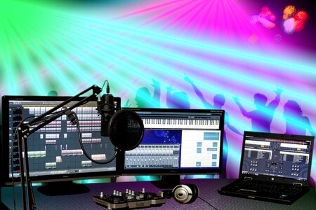 Dj microphone pc. Free illustration for personal and commercial use.