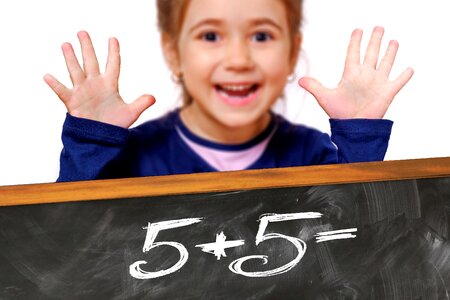 Kindergarten girl count. Free illustration for personal and commercial use.