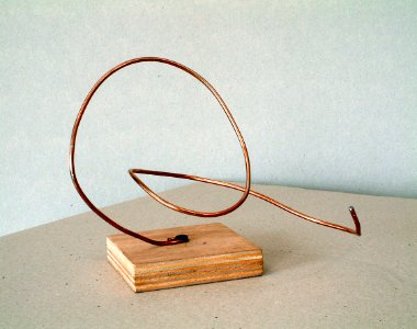 2005 - 'Reclining organic curl', small abstract wire sculpture art, a spatial sketch; free image in public domain / Commons, CCO – painter-artist, Fons Heijnsbroek. Free illustration for personal and commercial use.