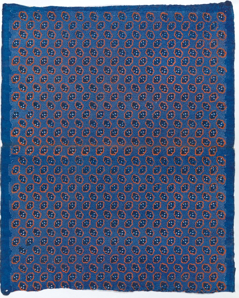 Blue sheet with two borders with a white floral and lace pattern Met DP886303