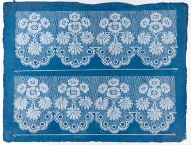 Blue sheet with two borders with a white floral and lace pattern Met DP886330
