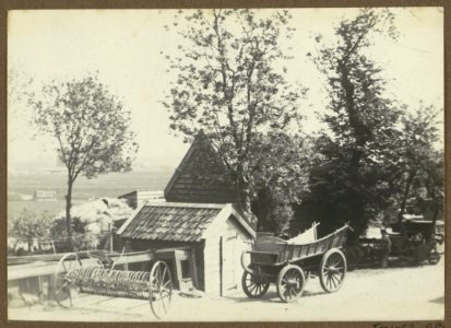 Boerderij met een kar en een landbouwmachine te Sloterdijk, RP-F-F01053-BB
