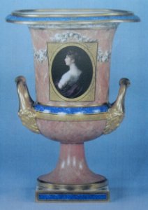 Johann Heusinger Vase mit Porträt der Königin Luise. Free illustration for personal and commercial use.