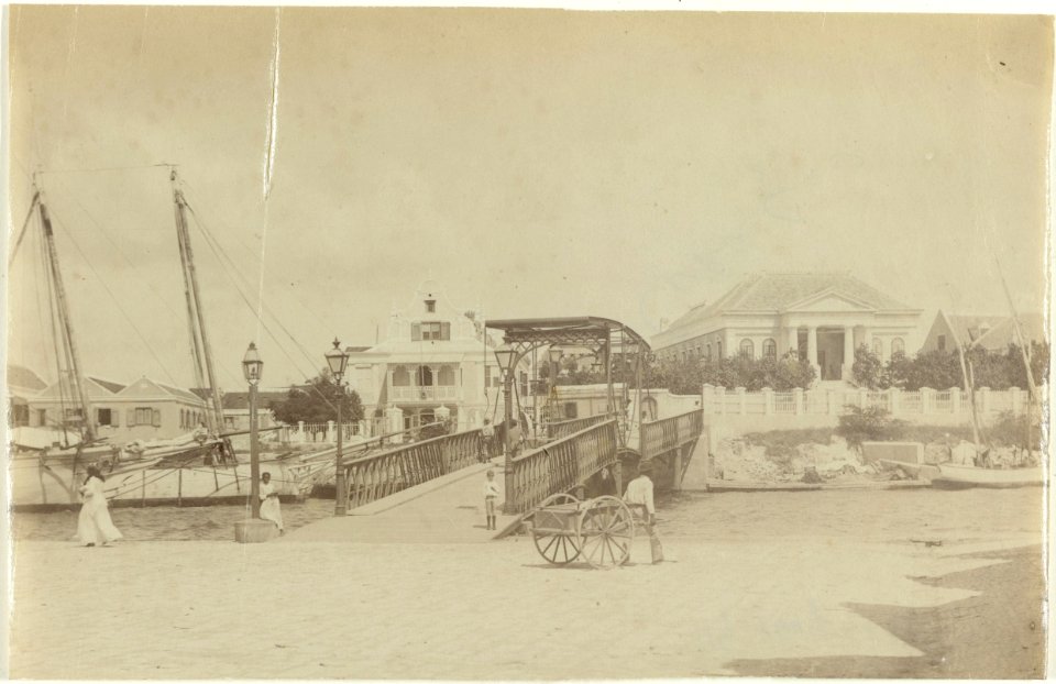 Gezicht op de Van den Brandhofbrug in Willemstad, NG-2009-138