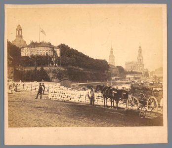 Gezicht op de Frauenkirche en Stadtkirche in Dresden, RP-F-00-1487