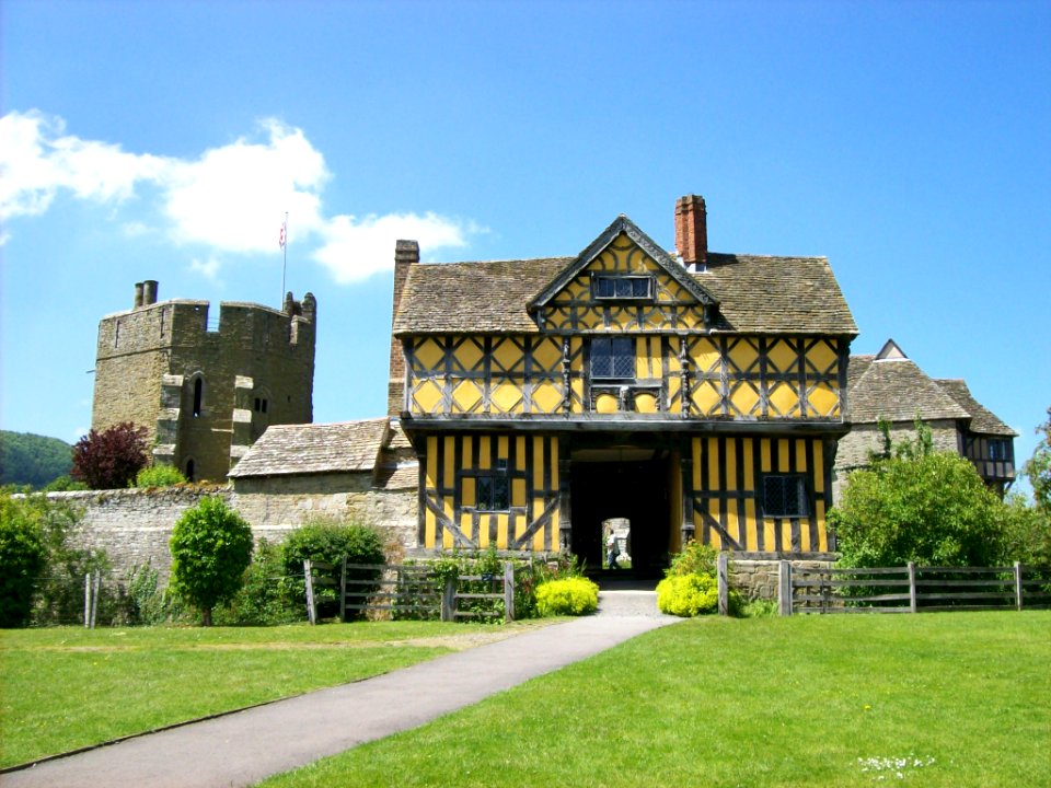 Stokesay Castle, entrance