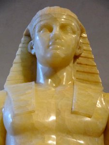 "Horus Albani" (détail). Siège, jambes et avant-bras : règ…