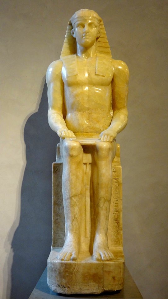 "Horus Albani". Siège, jambes et avant-bras : règne de Ram…