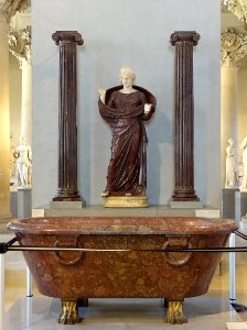 Bassin (Rome, 2ème siècle après JC) et femme en prière ent…