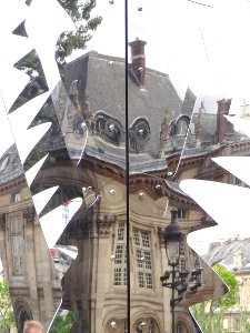 Détail d'une oeuvre de Daniel Hourdé exposée sur le pont d…