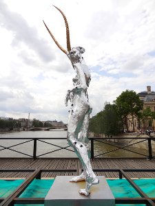 Une oeuvre de Daniel Hourdé exposée sur le pont des Arts, …
