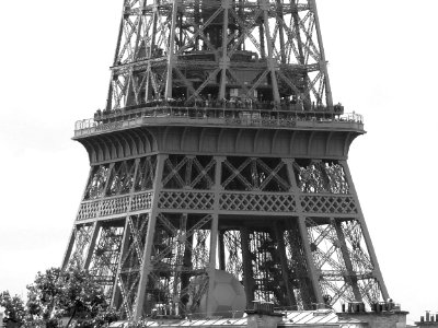 Le second étage de la tour Eiffel vu du pont Alexandre III…