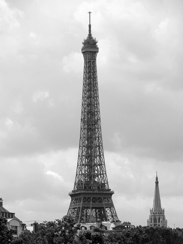 La tour Eiffel vue du pont Alexandre III.