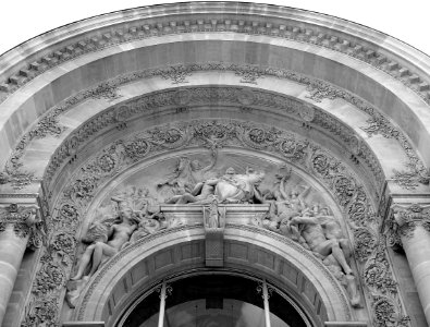 Un détail du porche du Petit Palais, à Paris.