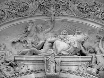 Un détail du porche du Petit Palais, à Paris.