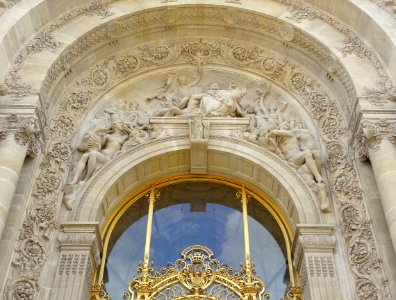 Un détail du porche du Petit Palais, à Paris.