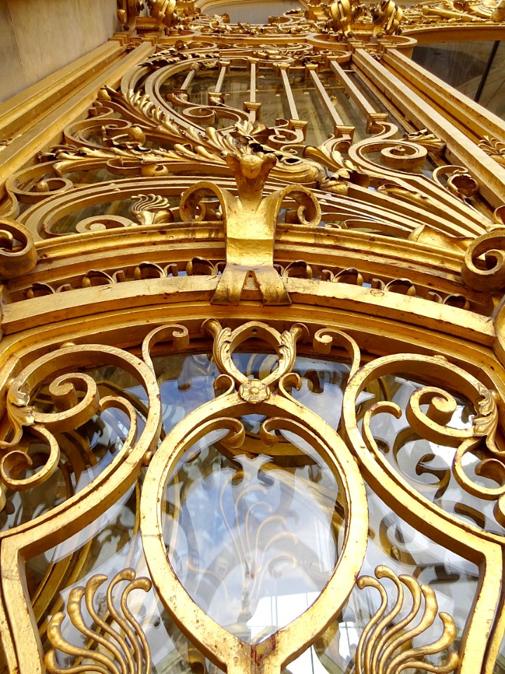 Un détail du porche du Petit Palais, à Paris.