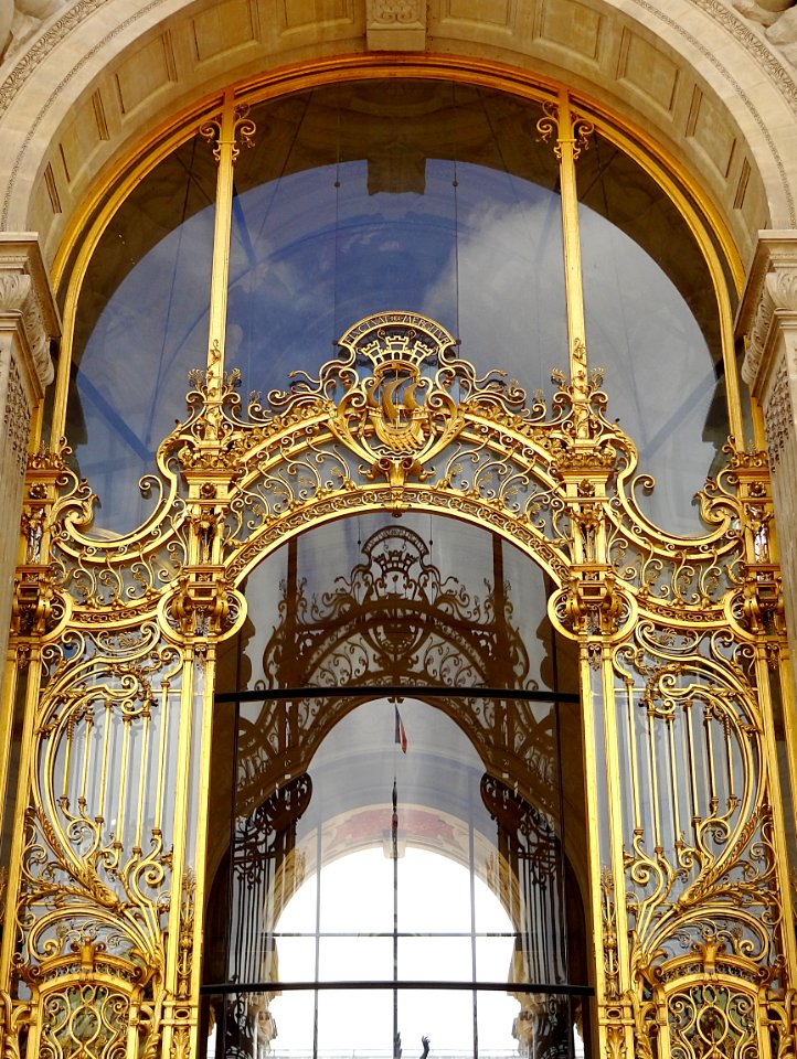 Un détail du porche du Petit Palais, à Paris.