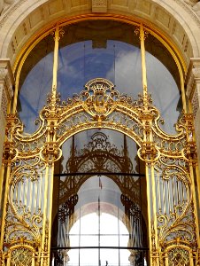 Un détail du porche du Petit Palais, à Paris.