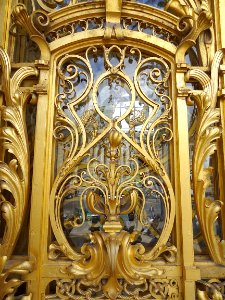 Un détail du porche du Petit Palais, à Paris.