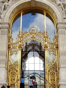 Un détail du porche du Petit Palais, à Paris.