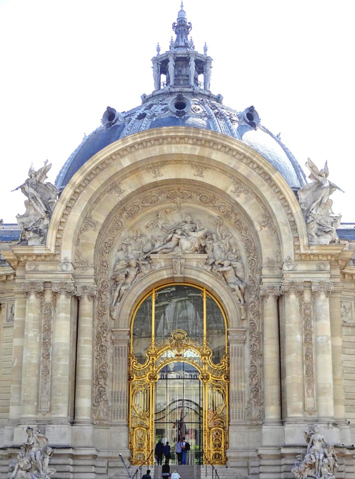 Une vue du porche du Petit Palais, à Paris.
