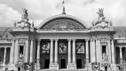 Une vue du centre de la façade du Grand Palais, à Paris.