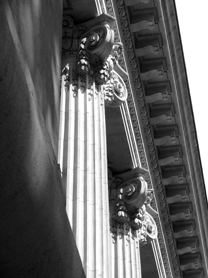 Un détail de la façade principale du Grand Palais, à Paris…